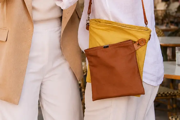 Frau trägt Ledertasche Modell Ben dia M Art. 24084, Unikat, hergestellt auf La Palma, Kanarische Inseln, Spanien, Europa