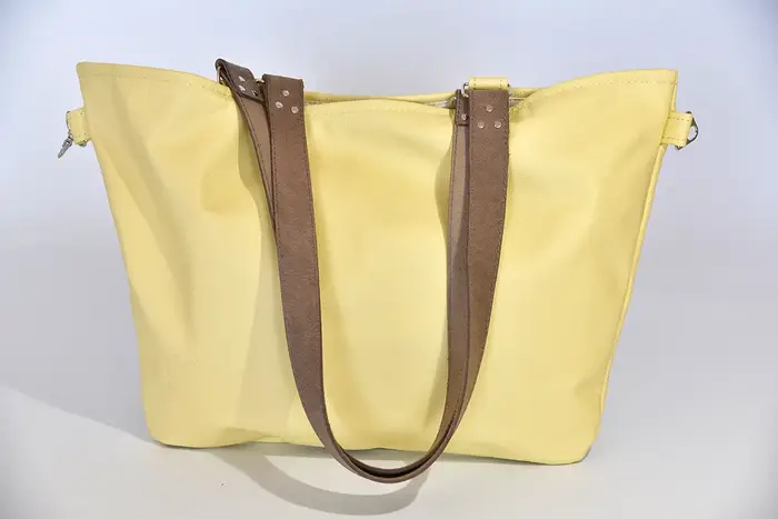 Ledertasche, Sarah S aus Nappa-Wasserbüffelleder in pastellgelb und Schultergurten aus Dickelder, Unikat, hergestellt auf La Palma, Kanarische Inseln, Spanien, Europa