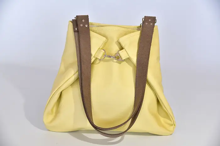 Ledertasche, Sarah S aus Nappa-Wasserbüffelleder in pastellgelb und Schultergurten aus Dickelder, Unikat, hergestellt auf La Palma, Kanarische Inseln, Spanien, Europa