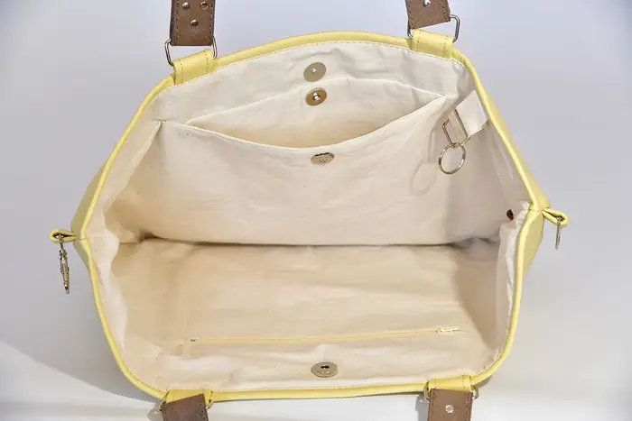 Ledertasche, Sarah S aus Nappa-Wasserbüffelleder in pastellgelb und Schultergurten aus Dickelder, Unikat, hergestellt auf La Palma, Kanarische Inseln, Spanien, Europa