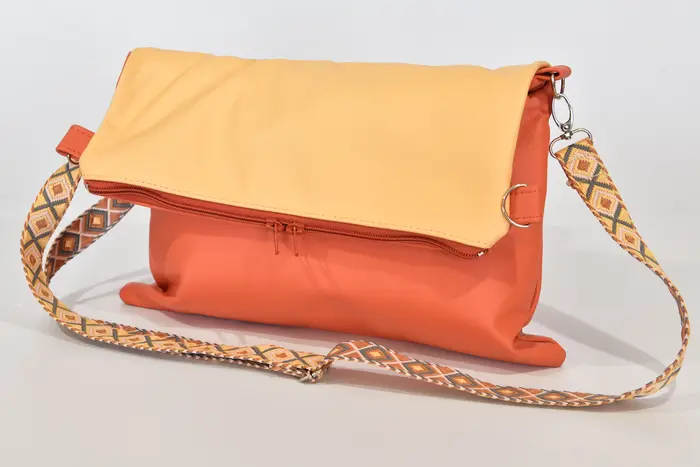 Ledertasche, Sam flex M aus pastelorangefarbenem, weichem Wasserbüffel-Nappaleder und bernsteinfarbenem, strapazierfähigem Rindsleder, Unikat, hergestellt auf La Palma, Kanarische Inseln, Spanien, Europa
