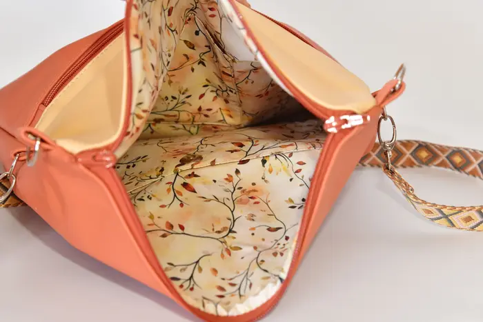 Ledertasche, Sam flex M aus pastelorangefarbenem, weichem Wasserbüffel-Nappaleder und bernsteinfarbenem, strapazierfähigem Rindsleder, Unikat, hergestellt auf La Palma, Kanarische Inseln, Spanien, Europa