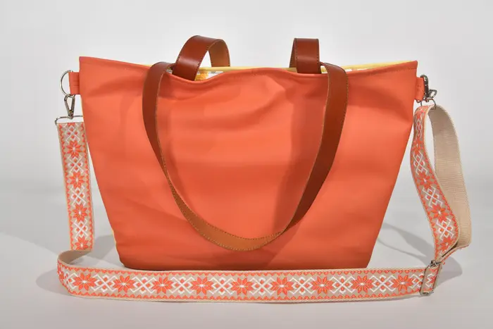 Ledertasche, Sarah S aus Nappa-Wasserbüffelleder in pastelorange und pastellgelb und Schultergurten aus Dickelder, Unikat, hergestellt auf La Palma, Kanarische Inseln, Spanien, Europa