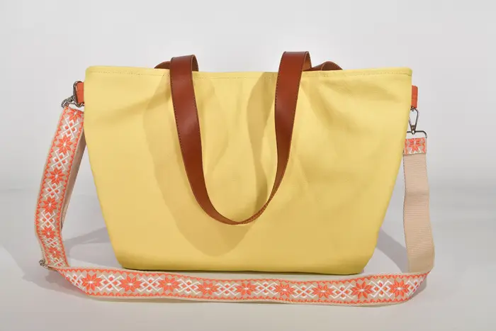 Ledertasche, Sarah S aus Nappa-Wasserbüffelleder in pastelorange und pastellgelb und Schultergurten aus Dickelder, Unikat, hergestellt auf La Palma, Kanarische Inseln, Spanien, Europa