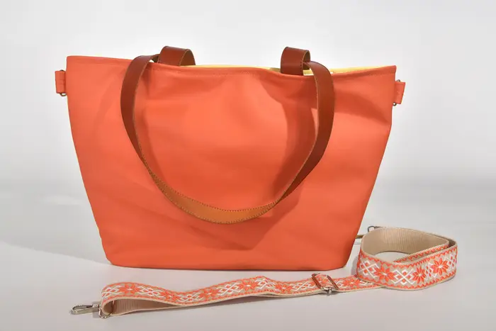 Ledertasche, Sarah S aus Nappa-Wasserbüffelleder in pastelorange und pastellgelb und Schultergurten aus Dickelder, Unikat, hergestellt auf La Palma, Kanarische Inseln, Spanien, Europa