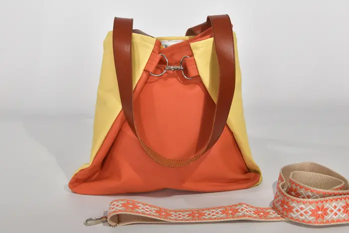 Sarah S aus Nappa-Wasserbüffelleder in pastelorange und pastellgelb und Schultergurten aus Dickelder