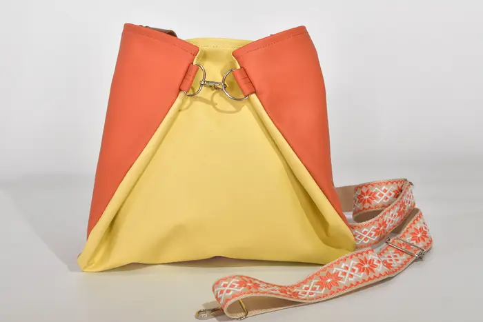 Ledertasche, Sarah S aus Nappa-Wasserbüffelleder in pastelorange und pastellgelb und Schultergurten aus Dickelder, Unikat, hergestellt auf La Palma, Kanarische Inseln, Spanien, Europa