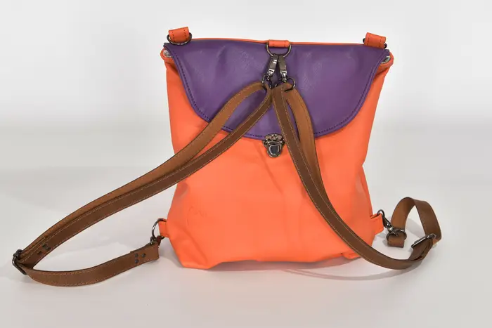 Ainoha M aus pastelorangefarbenem Nappa Wasserbüffelleder und violettem Anilin-Rindsnappaleder