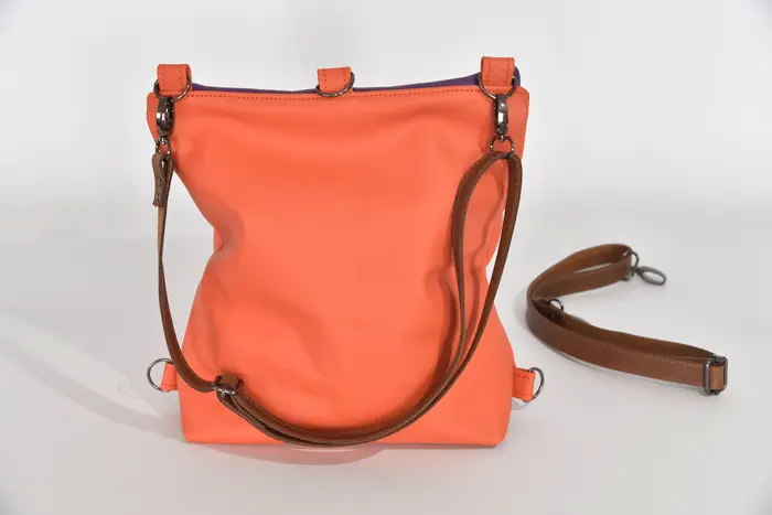 Ledertasche, Ainoha M aus pastelorangefarbenem Nappa Wasserbüffelleder und violettem Anilin-Rindsnappaleder, Unikat, hergestellt auf La Palma, Kanarische Inseln, Spanien, Europa