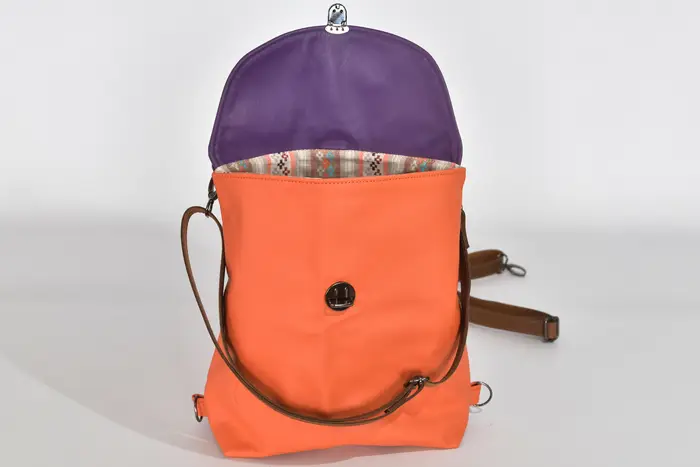 Ainoha M aus pastelorangefarbenem Nappa Wasserbüffelleder und violettem Anilin-Rindsnappaleder
