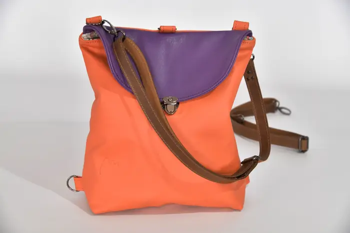 Ainoha M aus pastelorangefarbenem Nappa Wasserbüffelleder und violettem Anilin-Rindsnappaleder