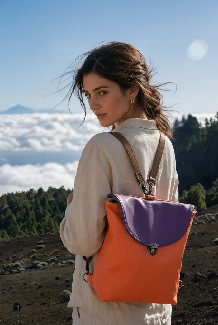 Frau trägt Ledertasche Modell Ainoha M Art. 25029