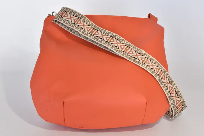 bolso de cuero, Iris Zip L de cuero napa de búfalo de agua en naranja pastel, pieza única, fabricada en La Palma, Islas Canarias, España, Europa