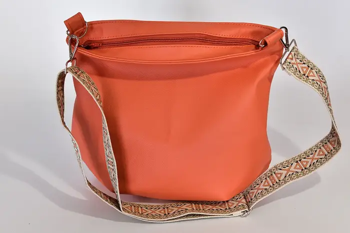 bolso de cuero, Iris Zip L de cuero napa de búfalo de agua en naranja pastel, pieza única, fabricada en La Palma, Islas Canarias, España, Europa