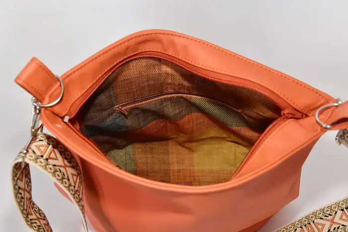 bolso de cuero, Iris Zip L de cuero napa de búfalo de agua en naranja pastel, pieza única, fabricada en La Palma, Islas Canarias, España, Europa