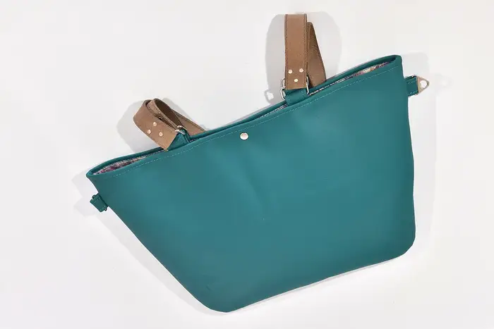 Ledertasche, Sarah S aus Nappa-Wasserbüffelleder in petrol und Schultergurten aus Dickelder, Unikat, hergestellt auf La Palma, Kanarische Inseln, Spanien, Europa