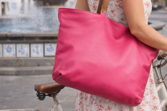 Frau trägt Ledertasche Modell Sarah zip M Art. 25102, Unikat, hergestellt auf La Palma, Kanarische Inseln, Spanien, Europa