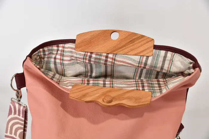 Sam Dia M aus weichem, strapazierfähigem, roséfarbenem Rindsleder und auberginefarbenem Anilin-Nappaleder mit Roteichenverschluss