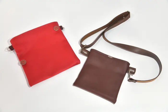 Ledertasche, Ben dia M aus rotem und dunkelbraunem Nappa-Wasserbüffelleder, Unikat, hergestellt auf La Palma, Kanarische Inseln, Spanien, Europa