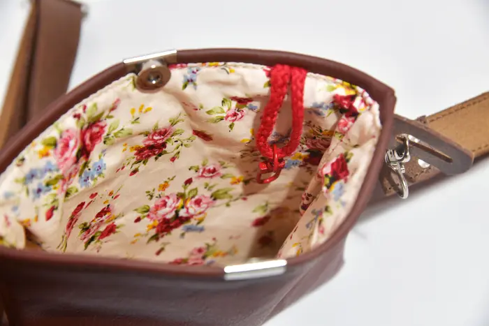 Ledertasche, Ben dia M aus rotem und dunkelbraunem Nappa-Wasserbüffelleder, Unikat, hergestellt auf La Palma, Kanarische Inseln, Spanien, Europa