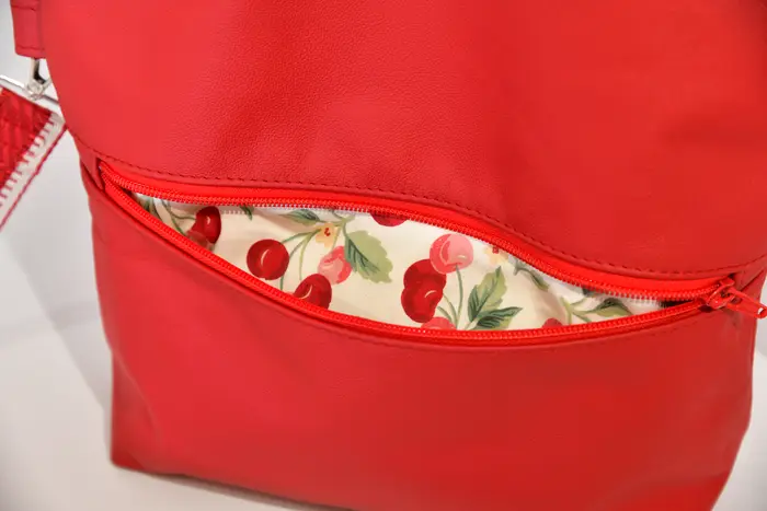 Ledertasche, Sam flex M aus rotem Nappal-Wasserbüffelleder, Unikat, hergestellt auf La Palma, Kanarische Inseln, Spanien, Europa
