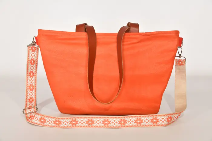 Ledertasche, Sarah S aus Nappa-Wasserbüffelleder in rotorange und Anilin-Rindsleder in lachs und Schultergurten aus Dickelder, Unikat, hergestellt auf La Palma, Kanarische Inseln, Spanien, Europa