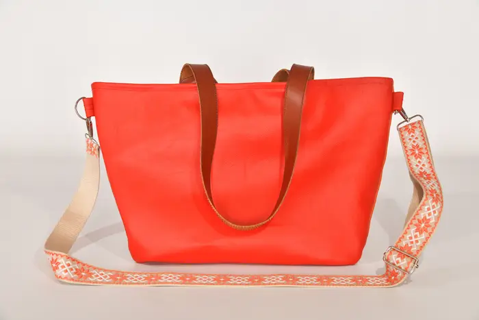 Ledertasche, Sarah S aus Nappa-Wasserbüffelleder in rotorange und Anilin-Rindsleder in lachs und Schultergurten aus Dickelder, Unikat, hergestellt auf La Palma, Kanarische Inseln, Spanien, Europa