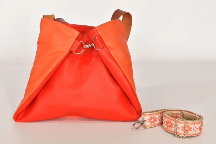 Ledertasche, Sarah S aus Nappa-Wasserbüffelleder in rotorange und Anilin-Rindsleder in lachs und Schultergurten aus Dickelder, Unikat, hergestellt auf La Palma, Kanarische Inseln, Spanien, Europa
