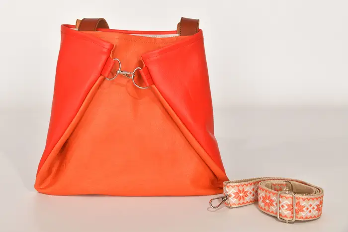 Ledertasche, Sarah S aus Nappa-Wasserbüffelleder in rotorange und Anilin-Rindsleder in lachs und Schultergurten aus Dickelder, Unikat, hergestellt auf La Palma, Kanarische Inseln, Spanien, Europa