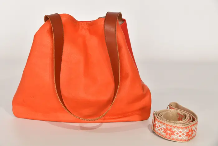 Ledertasche, Sarah S aus Nappa-Wasserbüffelleder in rotorange und Anilin-Rindsleder in lachs und Schultergurten aus Dickelder, Unikat, hergestellt auf La Palma, Kanarische Inseln, Spanien, Europa