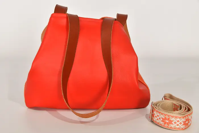 Ledertasche, Sarah S aus Nappa-Wasserbüffelleder in rotorange und Anilin-Rindsleder in lachs und Schultergurten aus Dickelder, Unikat, hergestellt auf La Palma, Kanarische Inseln, Spanien, Europa
