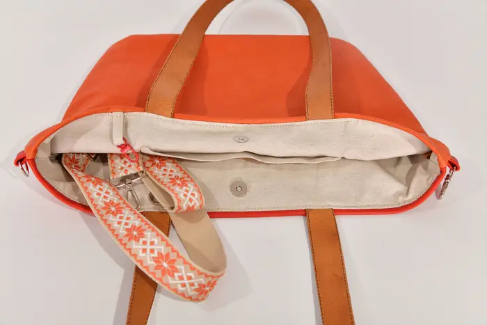 Ledertasche, Sarah S aus Nappa-Wasserbüffelleder in rotorange und Anilin-Rindsleder in lachs und Schultergurten aus Dickelder, Unikat, hergestellt auf La Palma, Kanarische Inseln, Spanien, Europa