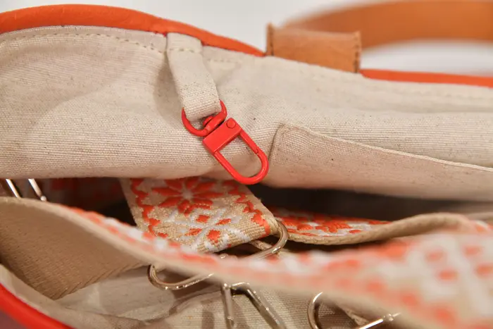 Ledertasche, Sarah S aus Nappa-Wasserbüffelleder in rotorange und Anilin-Rindsleder in lachs und Schultergurten aus Dickelder, Unikat, hergestellt auf La Palma, Kanarische Inseln, Spanien, Europa