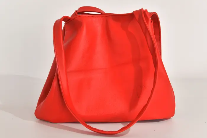 Ledertasche, Sarah S aus Nappa-Wasserbüffelleder in rotorange, Unikat, hergestellt auf La Palma, Kanarische Inseln, Spanien, Europa