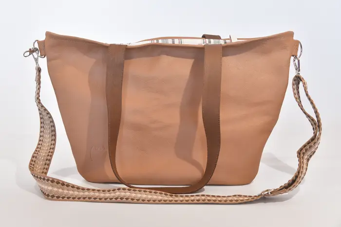 Ledertasche, Sarah S aus sandgelbem Nappa-Wasserbüffelleder und Schultergurten aus Dickelder, Unikat, hergestellt auf La Palma, Kanarische Inseln, Spanien, Europa