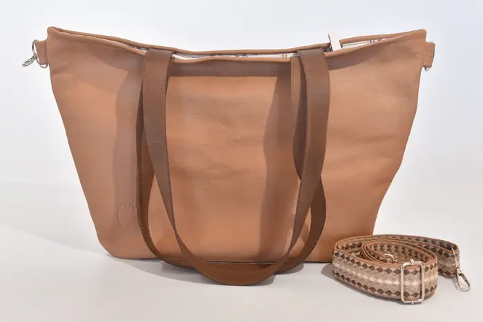 Ledertasche, Sarah S aus sandgelbem Nappa-Wasserbüffelleder und Schultergurten aus Dickelder, Unikat, hergestellt auf La Palma, Kanarische Inseln, Spanien, Europa