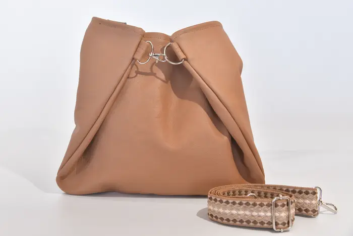 Ledertasche, Sarah S aus sandgelbem Nappa-Wasserbüffelleder und Schultergurten aus Dickelder, Unikat, hergestellt auf La Palma, Kanarische Inseln, Spanien, Europa