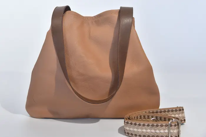 Ledertasche, Sarah S aus sandgelbem Nappa-Wasserbüffelleder und Schultergurten aus Dickelder, Unikat, hergestellt auf La Palma, Kanarische Inseln, Spanien, Europa