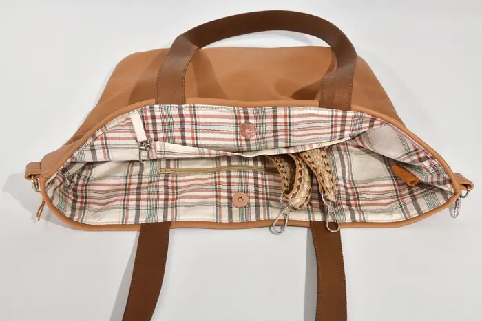 Ledertasche, Sarah S aus sandgelbem Nappa-Wasserbüffelleder und Schultergurten aus Dickelder, Unikat, hergestellt auf La Palma, Kanarische Inseln, Spanien, Europa