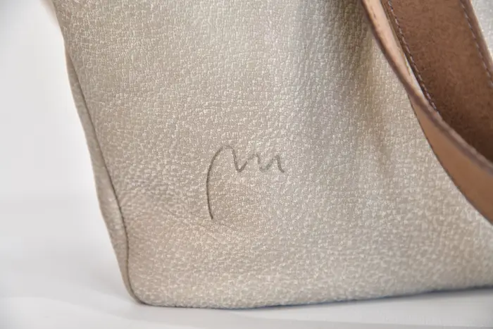 Ledertasche, Sarah S aus weichem, vintage Wasserbüffel-Nubuckleder in schlammgrau und Schultergurten aus Dickelder, Unikat, hergestellt auf La Palma, Kanarische Inseln, Spanien, Europa