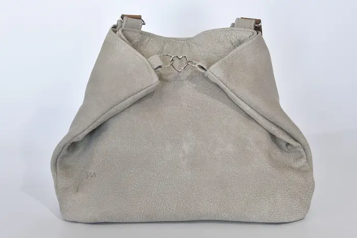 Ledertasche, Sarah S aus weichem, vintage Wasserbüffel-Nubuckleder in schlammgrau und Schultergurten aus Dickelder, Unikat, hergestellt auf La Palma, Kanarische Inseln, Spanien, Europa