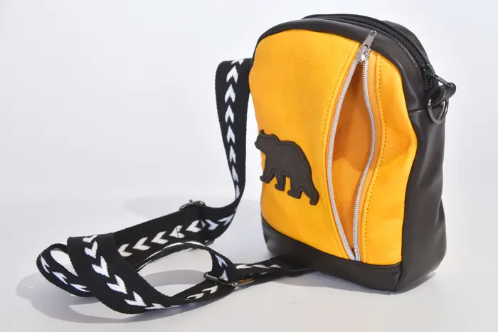 Ledertasche, Adrian M aus glänzendem Anilin-Nappaleder und vollnarbig pflanzlichem, softem Rindsleder in schwarz und gelb, Unikat, hergestellt auf La Palma, Kanarische Inseln, Spanien, Europa