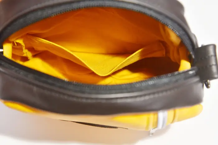 Ledertasche, Adrian M aus glänzendem Anilin-Nappaleder und vollnarbig pflanzlichem, softem Rindsleder in schwarz und gelb, Unikat, hergestellt auf La Palma, Kanarische Inseln, Spanien, Europa