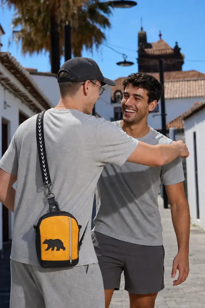 Mann trägt Ledertasche Modell Adrian M Art. 20999, Unikat, hergestellt auf La Palma, Kanarische Inseln, Spanien, Europa