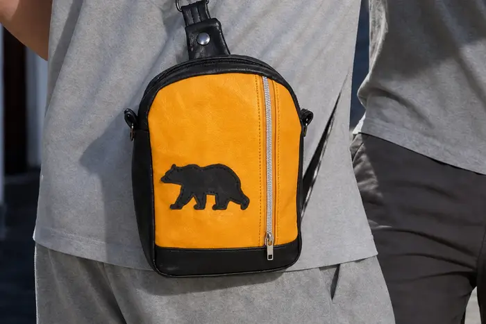 Mann trägt Ledertasche Modell Adrian M Art. 20999, Unikat, hergestellt auf La Palma, Kanarische Inseln, Spanien, Europa