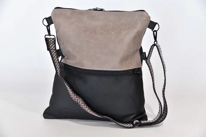 Ledertasche, Sam flex M aus weichem, strapazierfähigem, schwarzem Rindsleder und grauem Nappa-Rindsleder, Unikat, hergestellt auf La Palma, Kanarische Inseln, Spanien, Europa