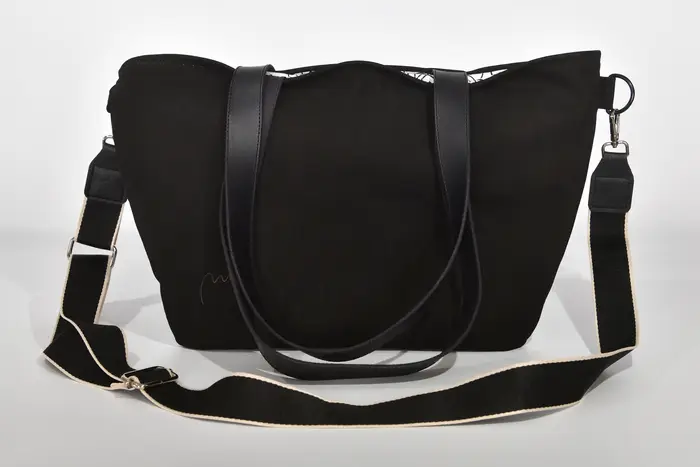 Ledertasche, Sarah S aus geschliffenem schwarzem Nubuk-Wasserbüffelleder und Schultergurten aus Dickelder, Unikat, hergestellt auf La Palma, Kanarische Inseln, Spanien, Europa