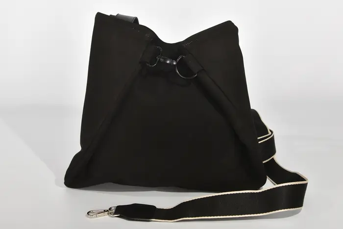 Ledertasche, Sarah S aus geschliffenem schwarzem Nubuk-Wasserbüffelleder und Schultergurten aus Dickelder, Unikat, hergestellt auf La Palma, Kanarische Inseln, Spanien, Europa