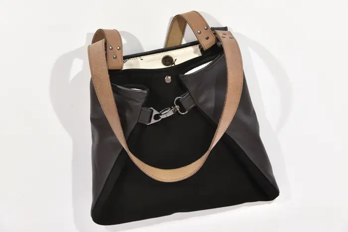 Ledertasche, Sarah S aus geschliffenem Nubuckleder und glänzendem Anilin-Nappaleder in schwarz und Schultergurten aus Dickelder, Unikat, hergestellt auf La Palma, Kanarische Inseln, Spanien, Europa