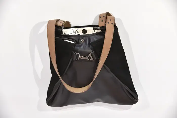 Ledertasche, Sarah S aus geschliffenem Nubuckleder und glänzendem Anilin-Nappaleder in schwarz und Schultergurten aus Dickelder, Unikat, hergestellt auf La Palma, Kanarische Inseln, Spanien, Europa